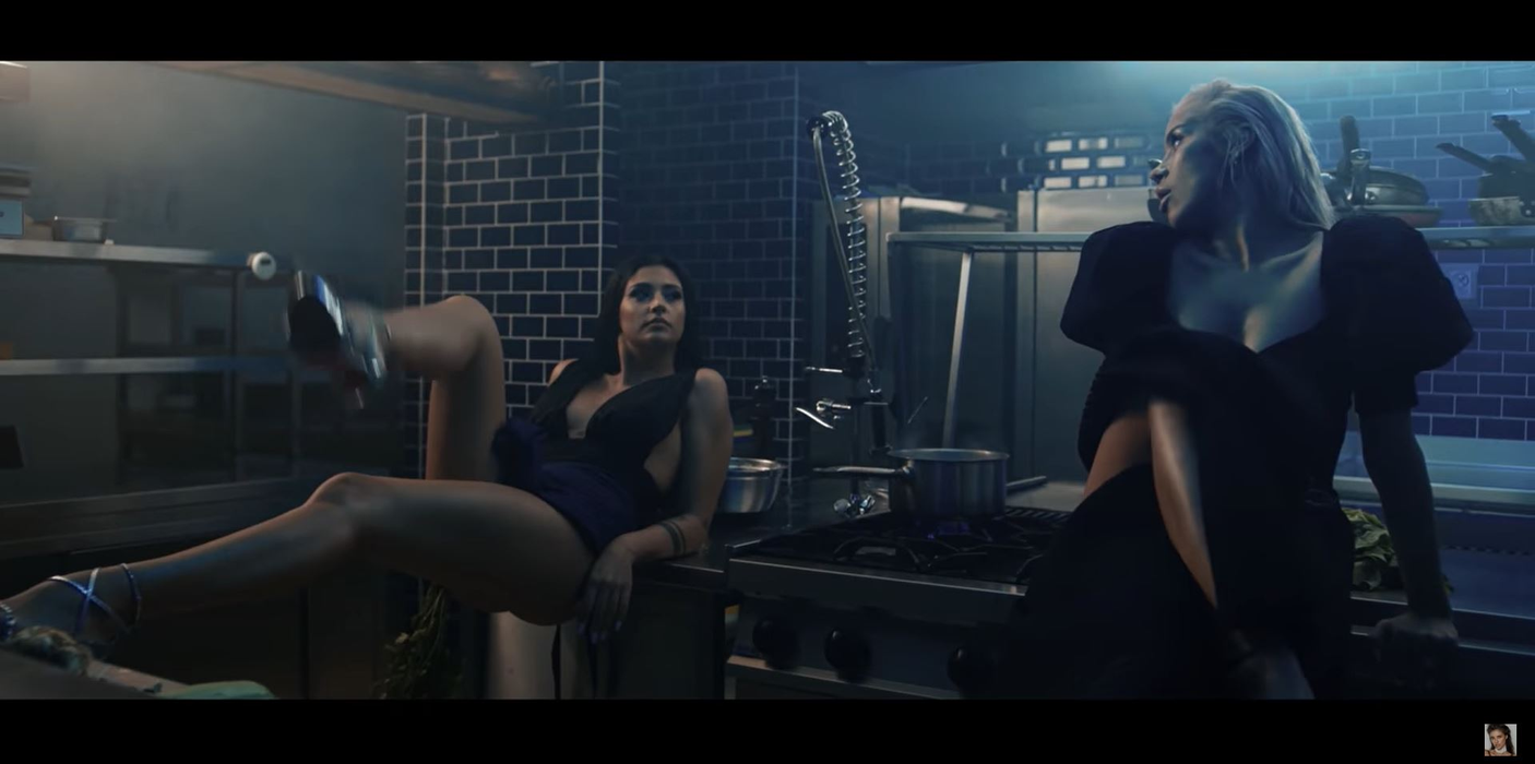 Antonia și Alina Ceușan, filmate în ipostaze ca-n filmele pentru adulți în cel mai nou clip al cântăreței! S-au atins pasional în zone intime și au flirtat una cu cealaltă | VIDEO
