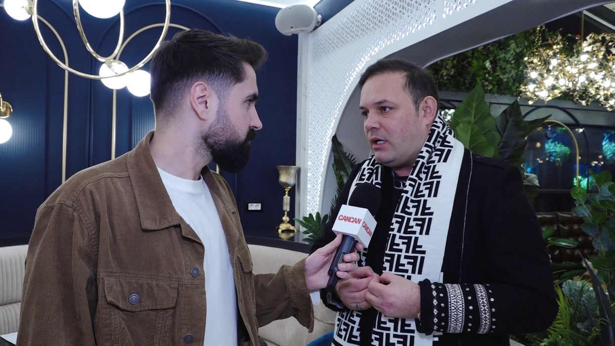 Raoul: "Ca să ajungă Alina Eremia acum pe val, a fost dintotdeauna sau de la începuturile ei o artistă aparte, specială. Mi-a plăcut dintotdeauna timbrul ei vocal, mi-a plăcut cumințenia ei și faptul că nu a intrat cu bocancii în showbiz, a intrat încet, dar bine. Jos pălăria pentru Alina Eremia!" (Foto: captură video)