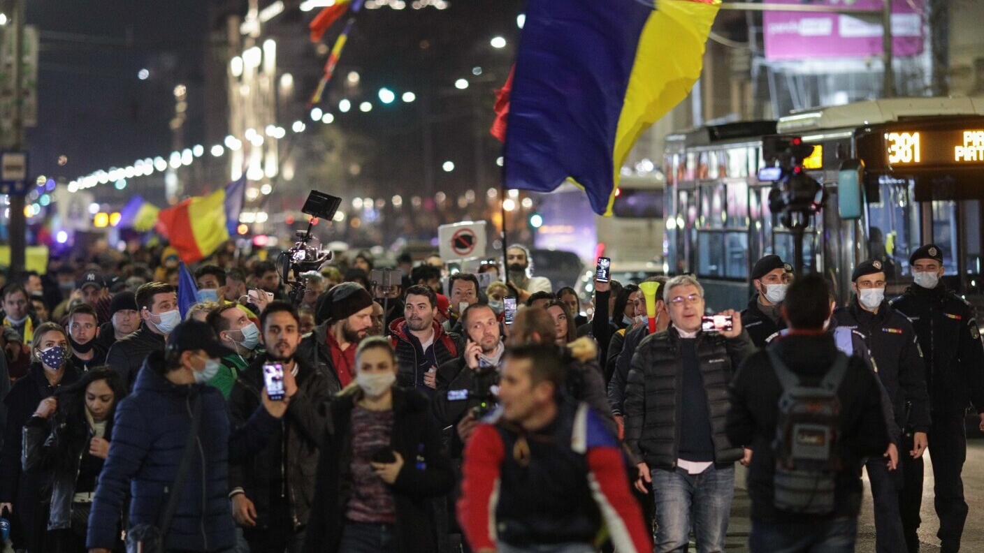 Proteste de amploare față de restricții, în toată țara. Mii de oameni antivaccin au ieșit în stradă