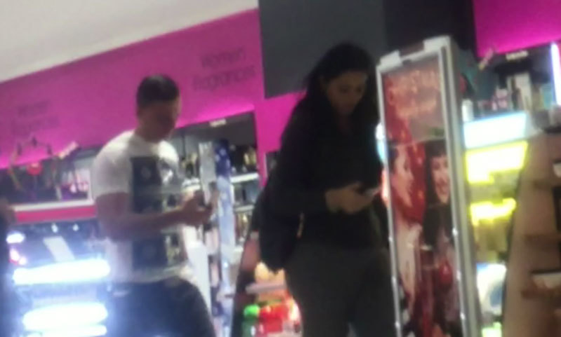 Brigitte Sfăt şi bărbatul ies dintr-un magazin cu parfumuri