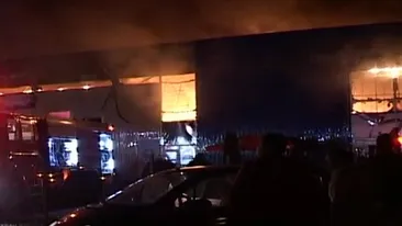 Incendiu devastator la un centru comercial! Acoperişul clădirii s-a prăbuşit peste primul etaj al clădirii