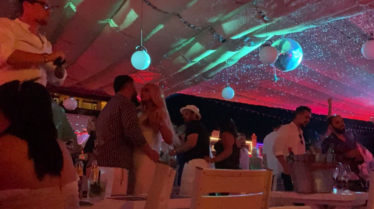 Bianca Drăgușanu și Gabi Bădălău, îmbrățișați pe ringul de dans, la Loft Mamaia (Foto: CANCAN.RO)