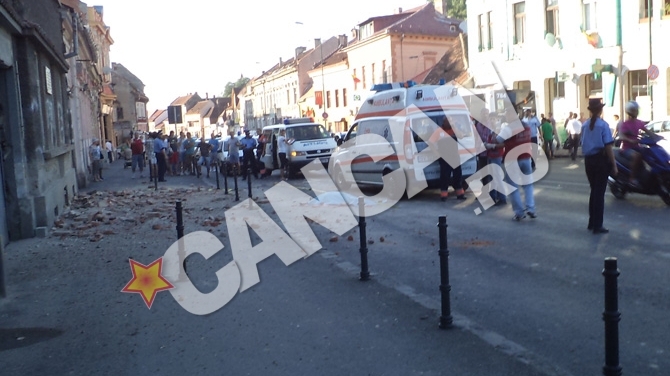 Un mort si un ranit dupa ce o bucata de tencuiala de pe o cladire din Brasov a cazut peste ei