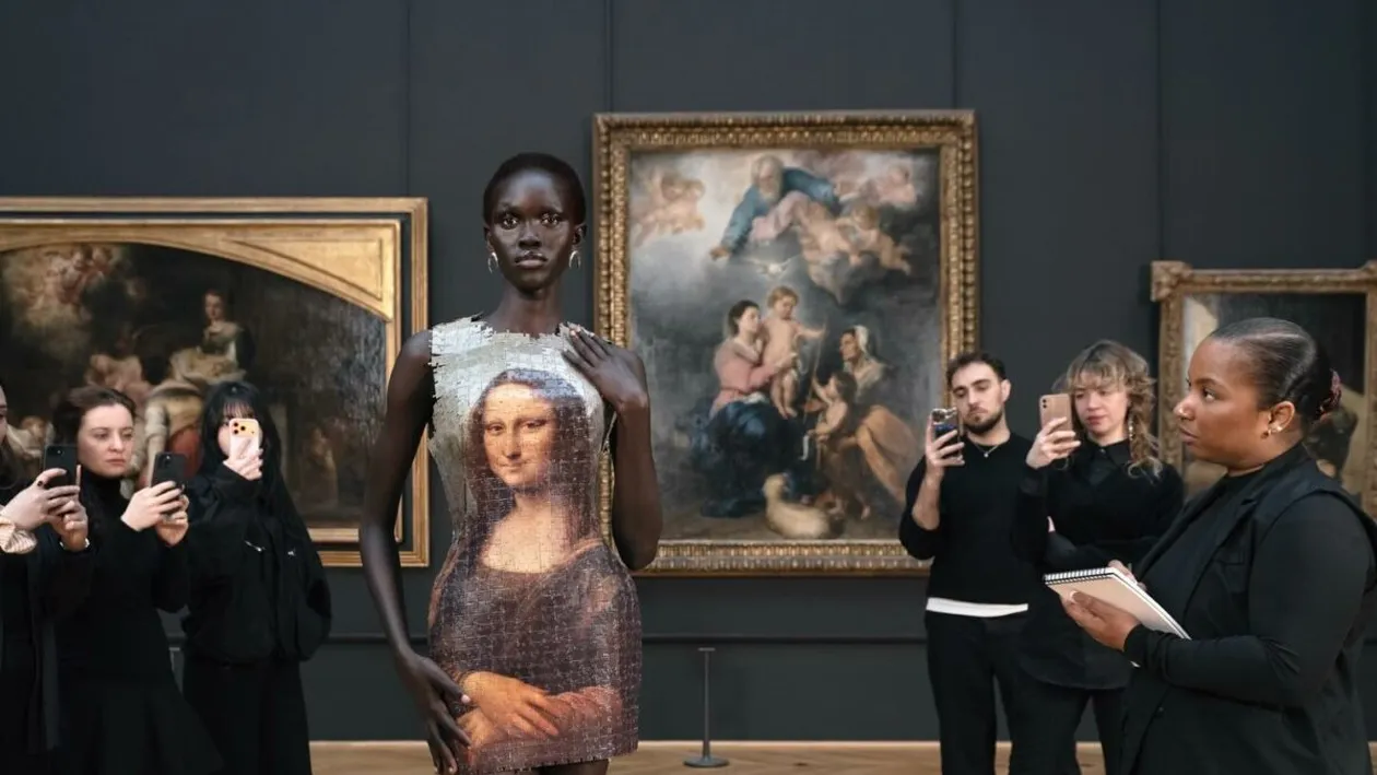 Luvrul surprinde lumea modei: „Mona Lisa” apare pe o rochie realizată din puzzle