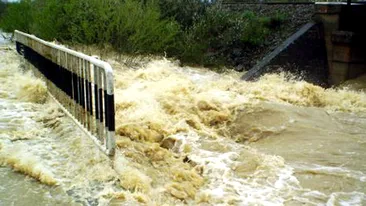 COD PORTOCALIU de inundatii in Suceava si Neamt, de vineri seara. Cum va fi vremea in weekend
