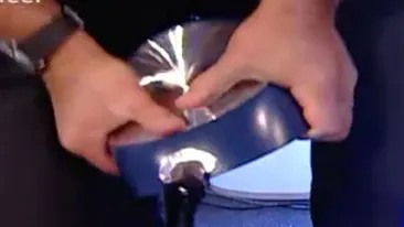 Cel mai puternic om din lume l-a invatat pe Buzdugan cum sa ruleze o tigaie ca pe clatite. Vezi ce alte nebunii poate sa faca!