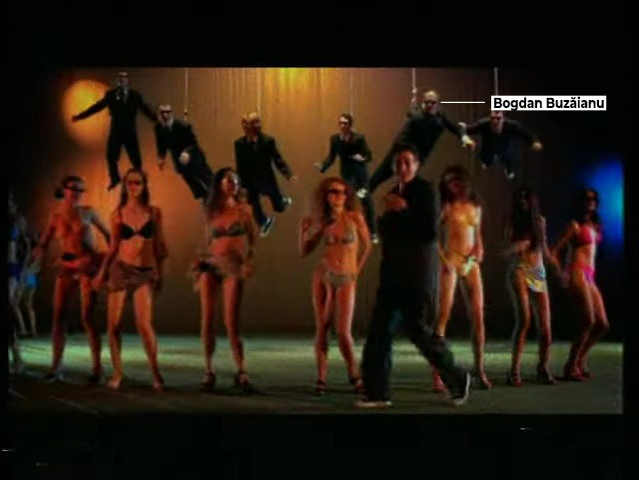 Bogdan Buzăianu, îmbrăcat la patru ace, dar suspendat la propriu, ca un acrobat