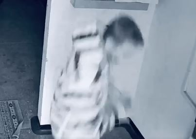 Un sucevean a furat aparatul cu dezinfectant din scara unui bloc! Ce a făcut, înainte, cu soluția întrece orice imaginație. “Chiar nu e de glumit, se pare că…” VIDEO