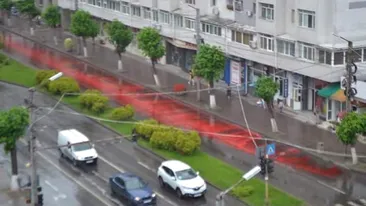 Un bulevard din Slatina a devenit... roşu. O substanţă necunoscută a fost împrăştiată pe șosea