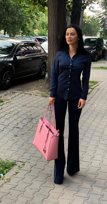 Carmen de Sălciua s-a tuns scurt. Cum arată cântăreața cu noul look