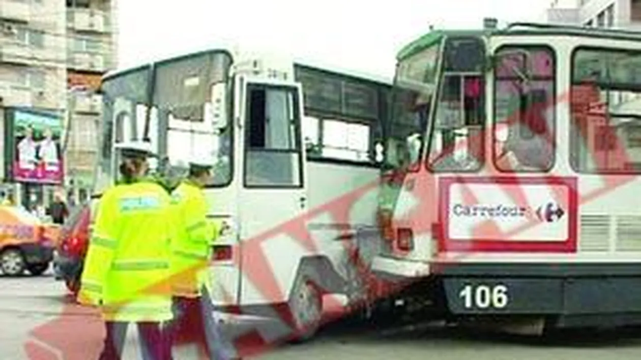 Un autobuz si un tramvai s-au ciocnit in centrul Ploiestiului