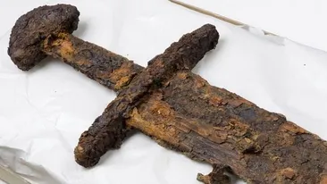 Ce au gasit arheologii din Norvegia dupa ce un cautator de comori a venit la ei cu o sabie din epoca vikingilor