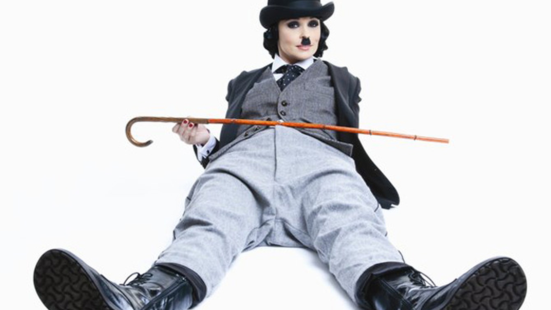 Andreea Marin Banica cu mustata si baston! "Zana" s-a transformat in Charlie Chaplin!