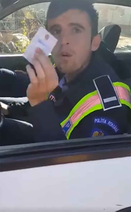 Caz revoltător în România. Poliţia i-a reţinut permisul unui şofer care ar fi refuzat să dea şpagă. Dialog halucinant