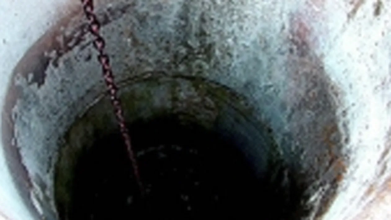 Femeie gasita moarta, complet dezbracata, in fantana din curtea casei sale