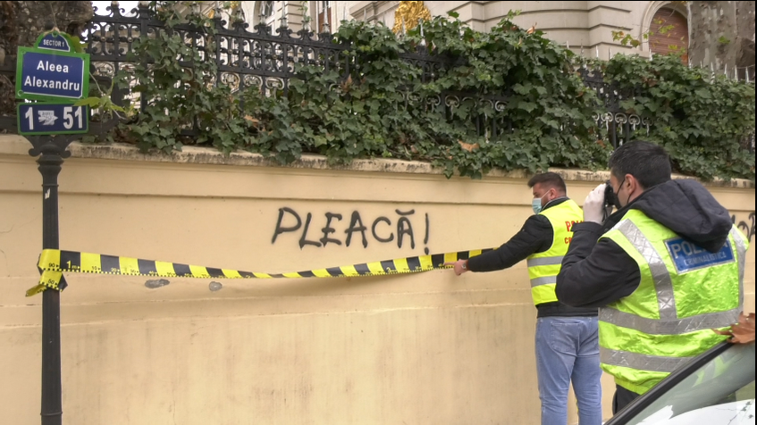 Ultrașii au vandalizat gardul de la "Palatul" lui Gigi Becali (Foto: CANCAN.RO)