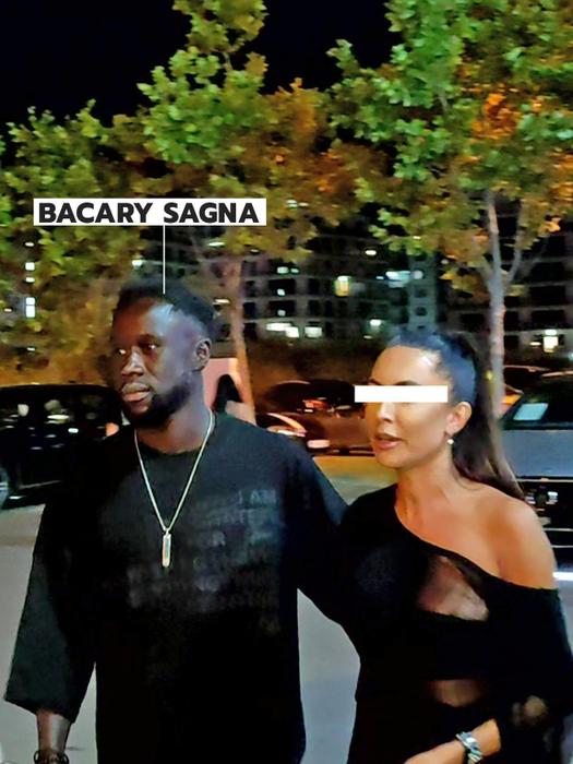 Bacary Sagna și bruneta pe care a îmbrățișat-o pe stradă (Foto: CANCAN.RO)