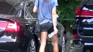 Cum a fost filmata femeia care l-a imblanzit pe cuceritorul Iulian Miu! Imbracata in pantaloni scurti, Mihaela a facut senzatie!