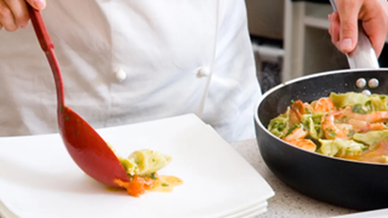 Ai grija unde mananci pe litoral! Bucatarii nu pun toate ingredientele in retete sau ofera preparate urat mirositoare