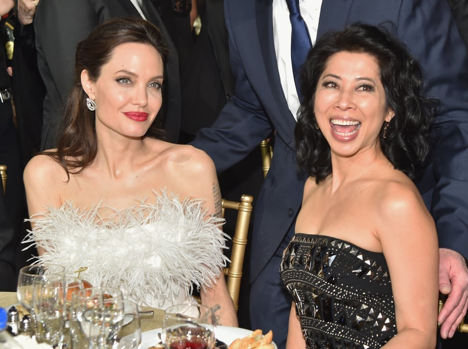 VIDEO / Nu îi pasă de gurile rele care spun că e piele şi os, ea se reinventează! Angelina Jolie a strălucit într-o superbă rochie cu pene la Premiile Critics’ Choice