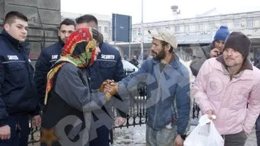 VIDEO Printesa Lia a dat mana cu oamenii strazii. Le-a dus de mancare in canalele in care se adapostesc!