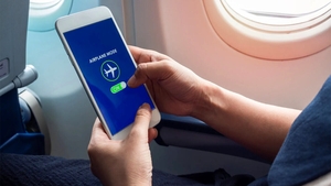 Motivul real pentru care trebuie să opriți telefoanele mobile sau să le setați pe "modul avion" atunci când zburați