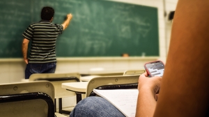Telefoanele au fost interzise în şcoli. Ce pedepse riscă elevii care încalcă regula? Iată unde se aplică