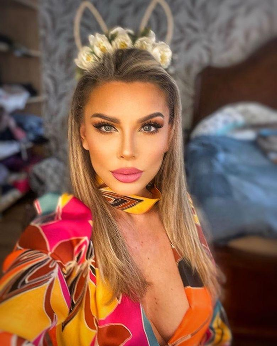 Blondina a luat măsuri preventive înainte ca cei mici să o vadă / Sursa foto: Social media