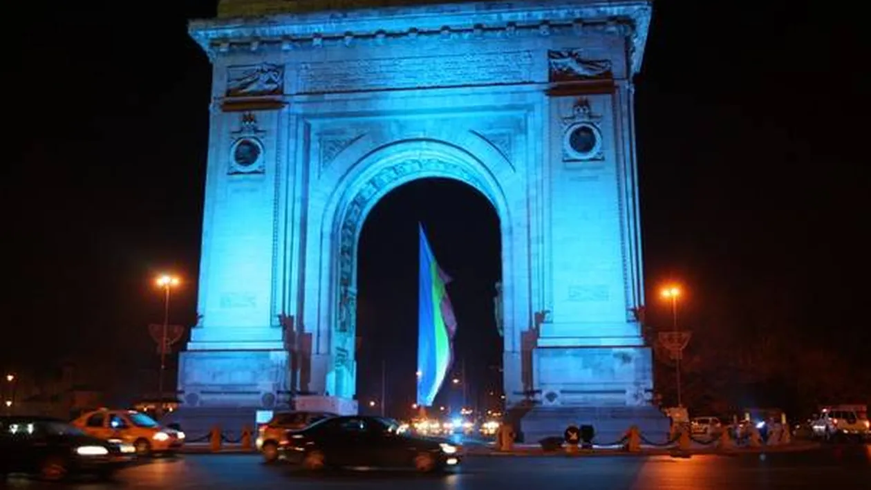 Arcul de Triumf iluminat arhitectural în albastru de Ziua Internațională de Conștientizare a Autismului - 1 aprilie 2019, București