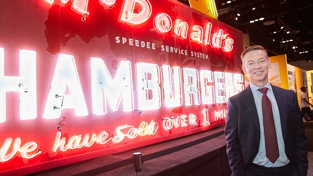CEO‑ul McDonald’s, Chris Kempczinski, dă vina pe mama sa pentru clipul viral cu burgerul. Cum se scuză după gafa colosală comisă