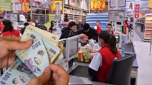 Ce salarii au casierițele din magazinele Carrefour din București. Ce trebuie să facă pentru acești bani, de fapt