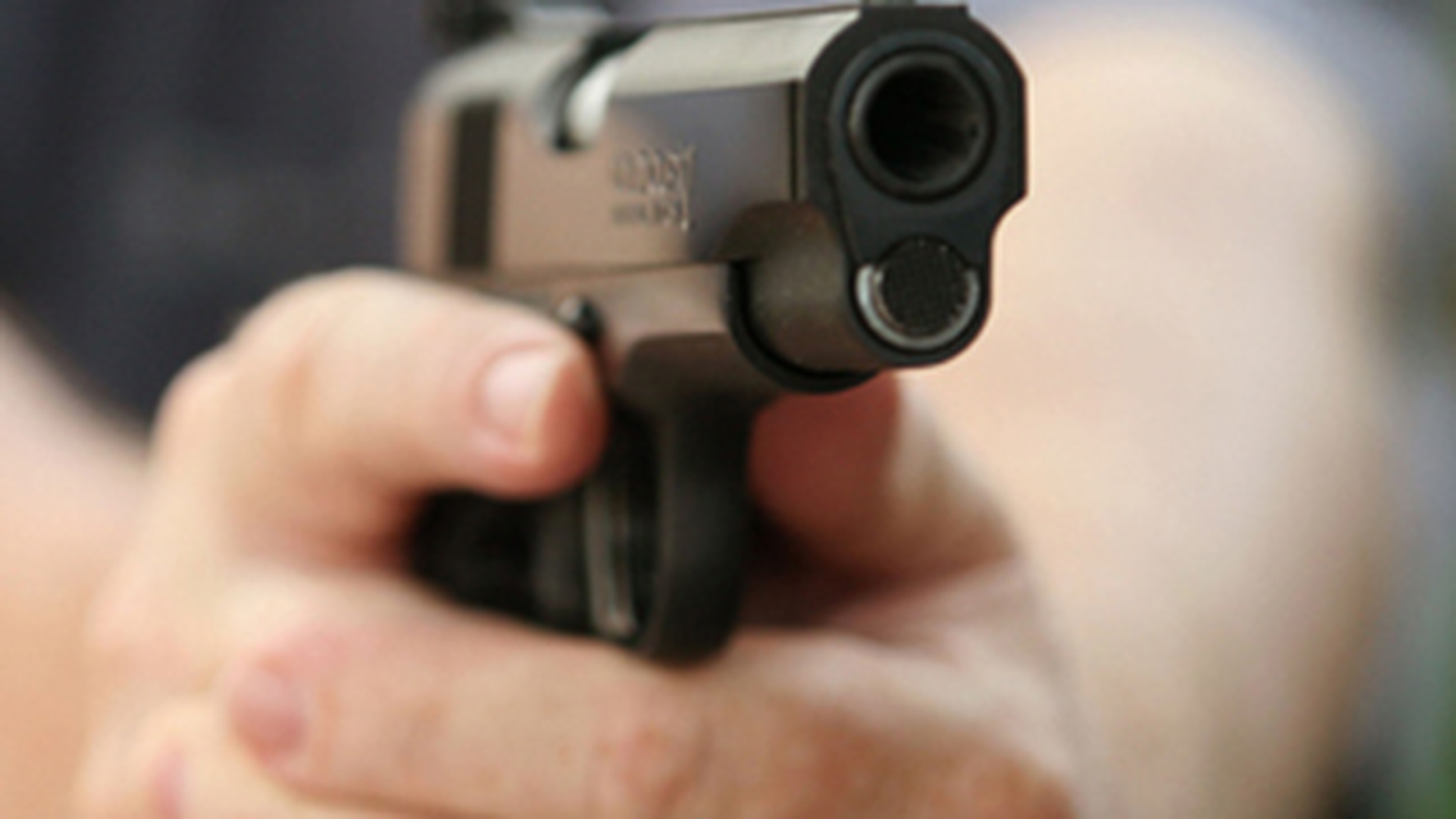 Un barbat din Galati a fost impuscat de un agent de paza care l-a prins la furat!