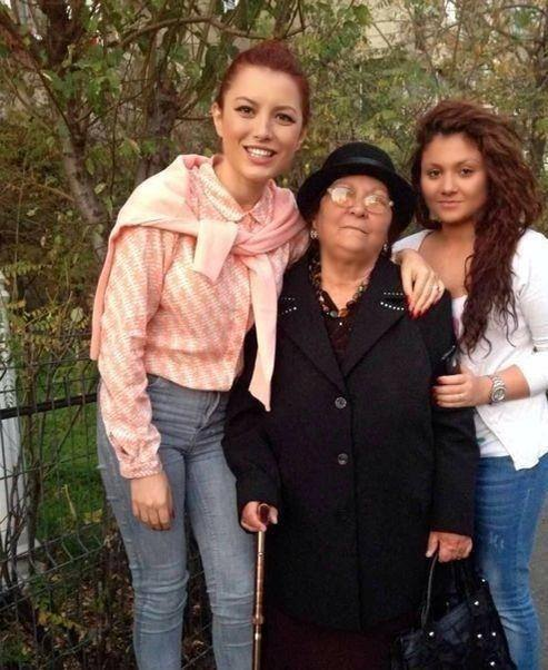 Elena Gheorghe, în lacrimi pe scenă! Ce a păţit artista chiar în timpul spectacolului şi ce a mărturisiri dureroase a făcut: „Nu mai este printre noi…”