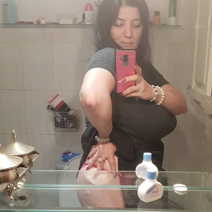 Ea e Mirela ”Dracu’ pe uscat”, românca de 45 de ani care se dezbracă pe Facebook. Imaginile au devenit virale