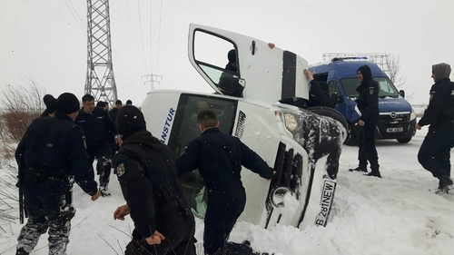 VIDEO. Urgie pe șosele: microbuze răsturnate, tiruri care au derapat, zeci de mașini blocate. Situația traficului la ora 13.00