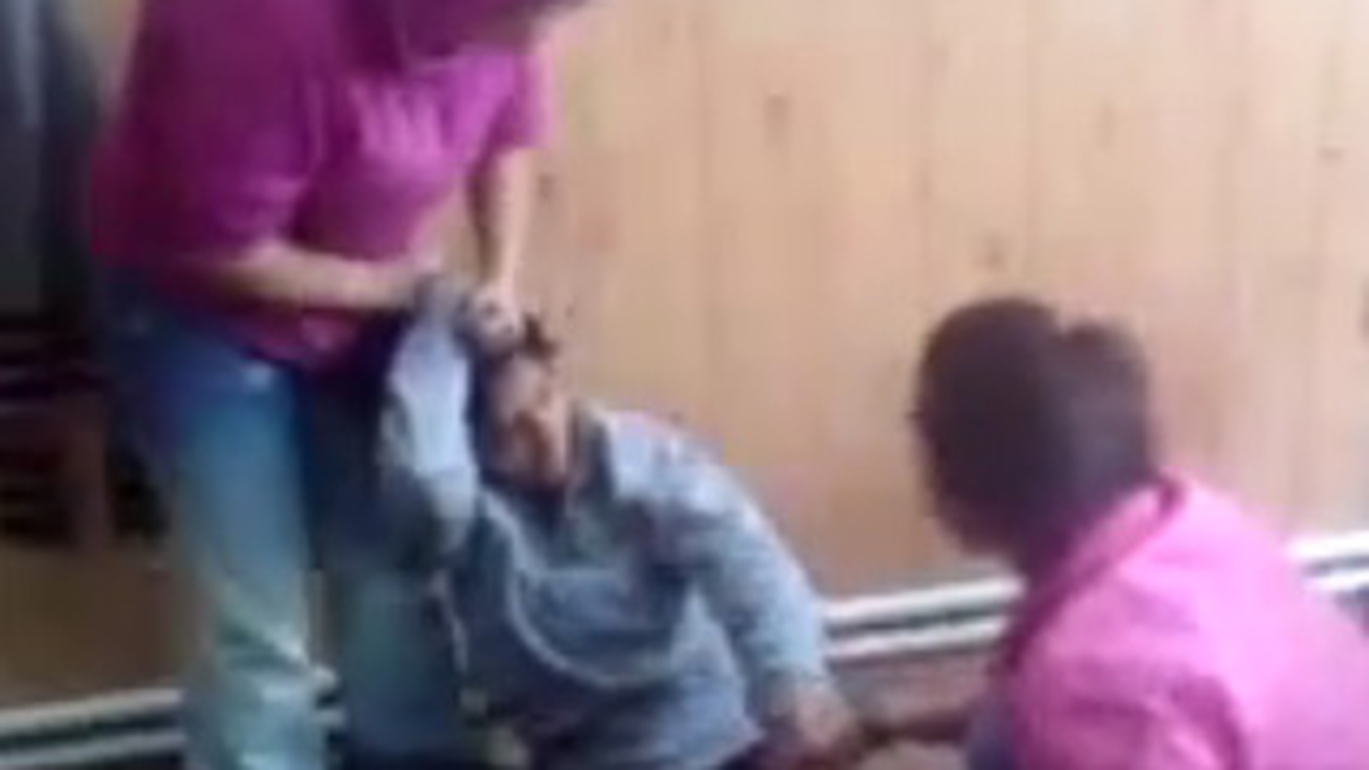 Eleva din Ramnicu Valcea care si-a batut colega cu pumnii si a tras-o de par a fost exmatriculata!