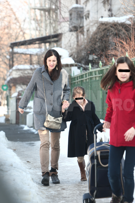 Clotilde Armand, la plimbare cu copiii
