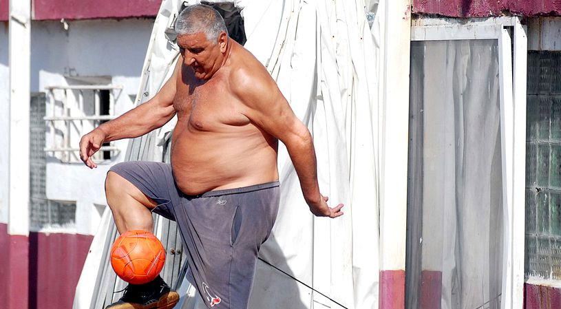 Rică Răducanu rămâne și la 77 de ani un „îndrăgostit” de mingea de fotbal / Sursă foto: GANDUL.RO