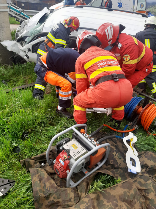 Accident grav în Suceava! O persoană a murit și alte 5 au fost rănite, după ce o mașină a intrat în stâlp. FOTO