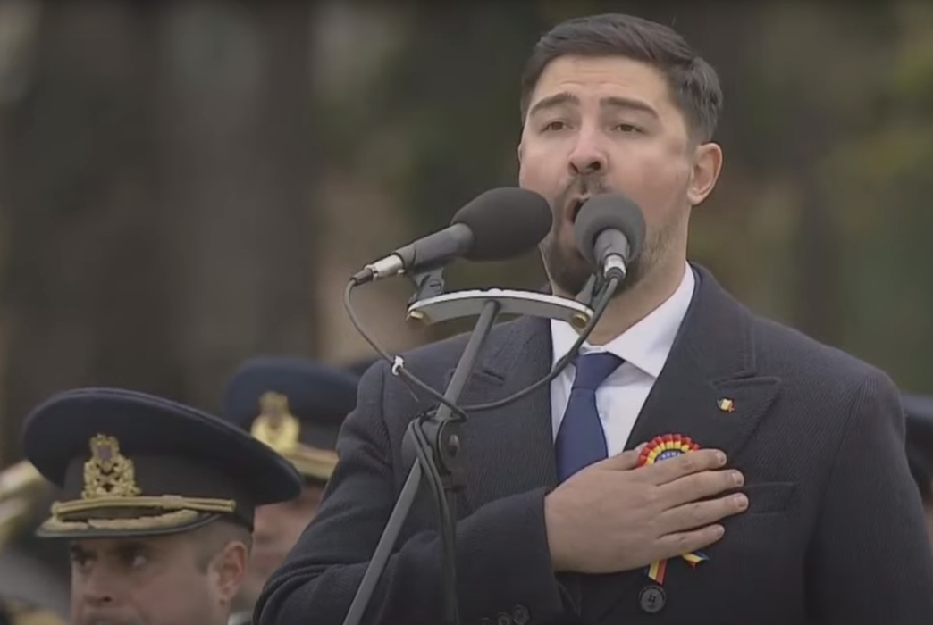 Alex Gigantu' a cântat perfect imnul național