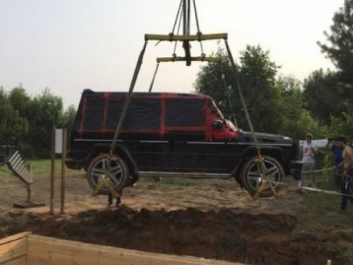 Au descoperit un Mercedes-Benz G-Class îngropat în pământ în Rusia. Ce s-a întâmplat după ce oamenii au verificat bolidul