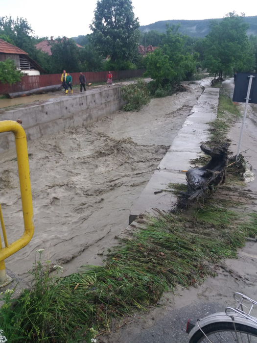 Prăpăd în Argeș! Mașinile au fost luate de ape, iar gospodăriile oamenilor au fost inundate. VIDEO