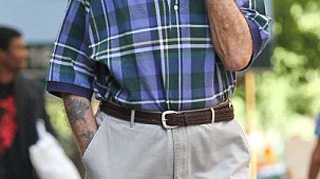 Uite in ce hal a imbatranit Sean Connery! Se plimba prin New York imbracat lejer si cu o plasa in mana, ca un pensionar veritabil