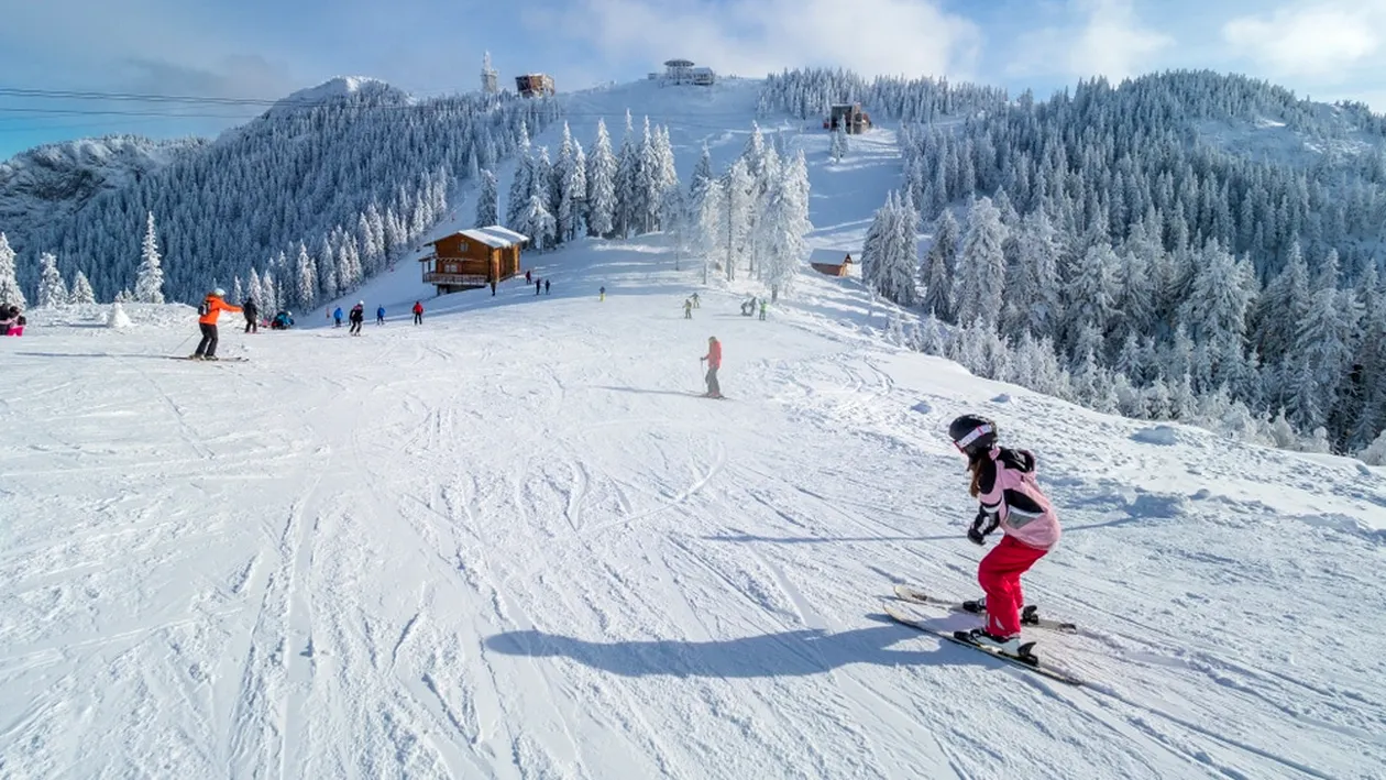 În ciuda epidemiei, pârtiile de schi din România sunt pregătite de deschidere. Turiștii, obligați să poarte mască de protecție