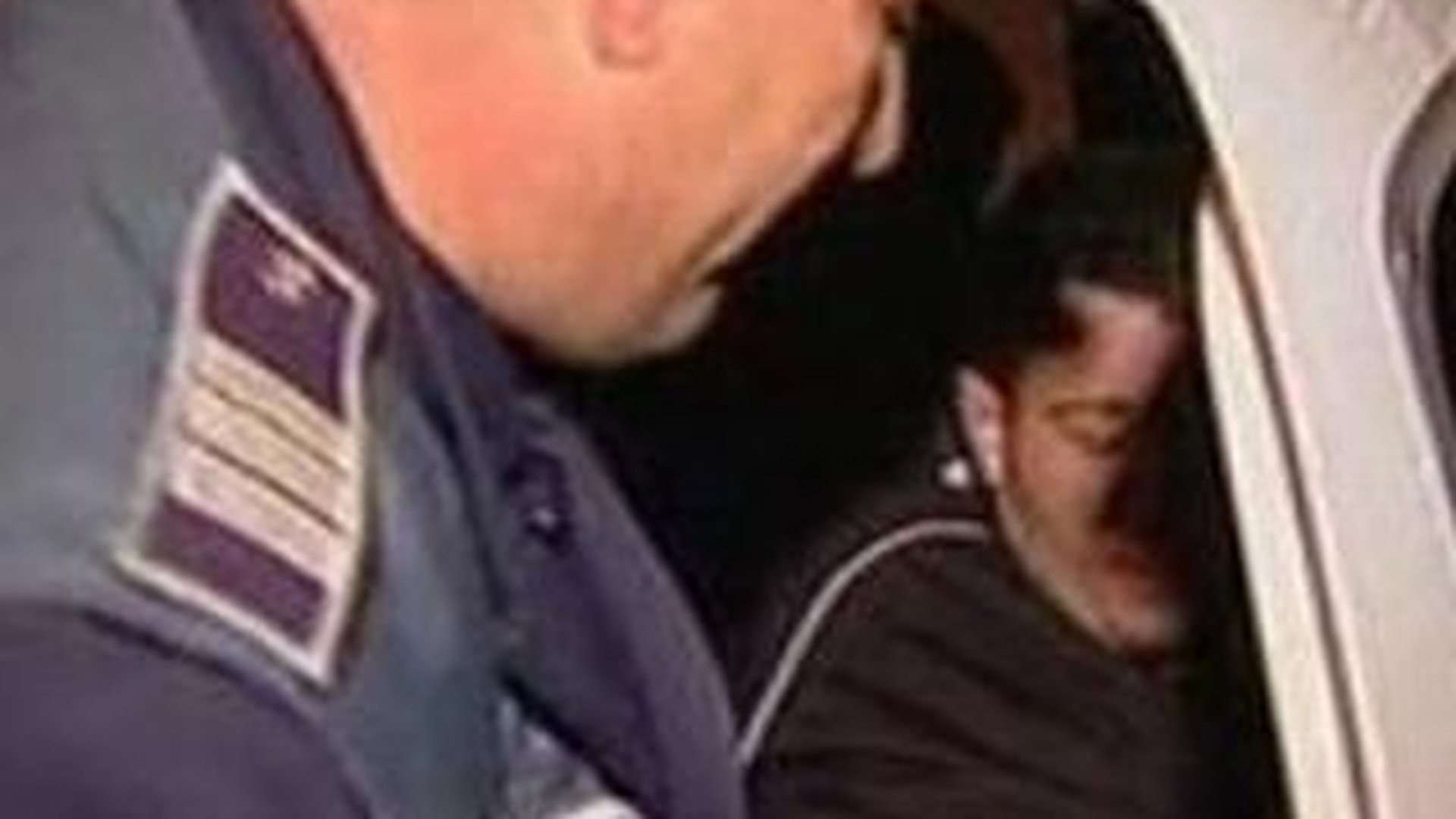 VIDEO Cinci tineri bauti au fost incatusati si dusi la sectie, in urma unui accident auto