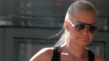 Andreea Antonescu alapteaza si fumeaza