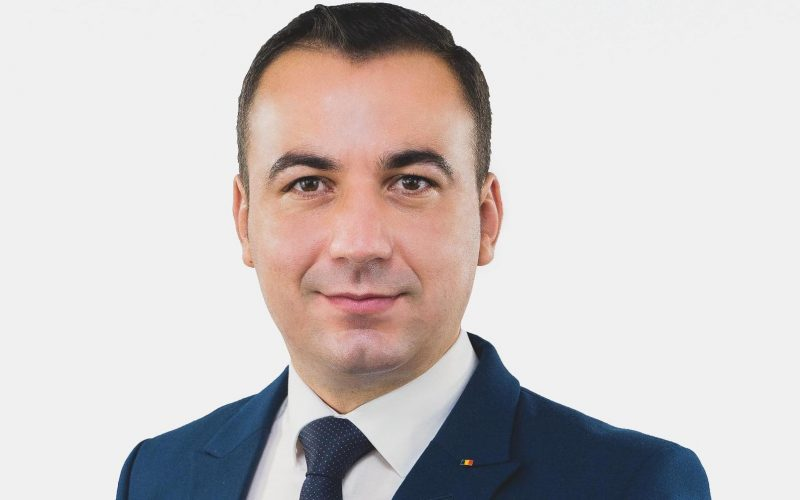 Flota de bolizi a celor mai cunoscuți politicieni români: Cine conduce cea mai scumpă mașină și cine preferă ”pensionarele”