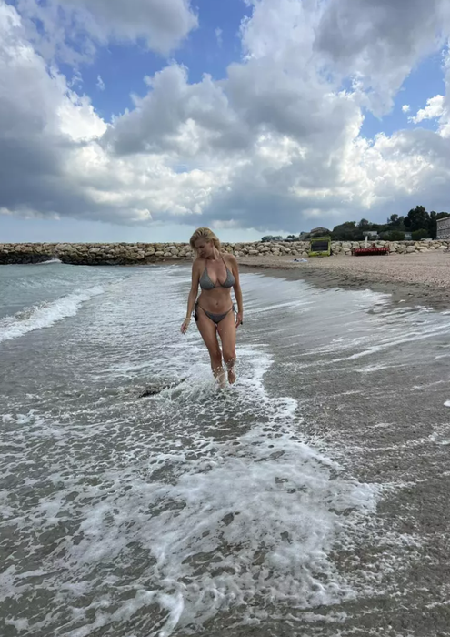 Cum arată Andreea Bănică în costum de baie, la 46 de ani. Fanii au crezut că nu văd bine! FOTO
