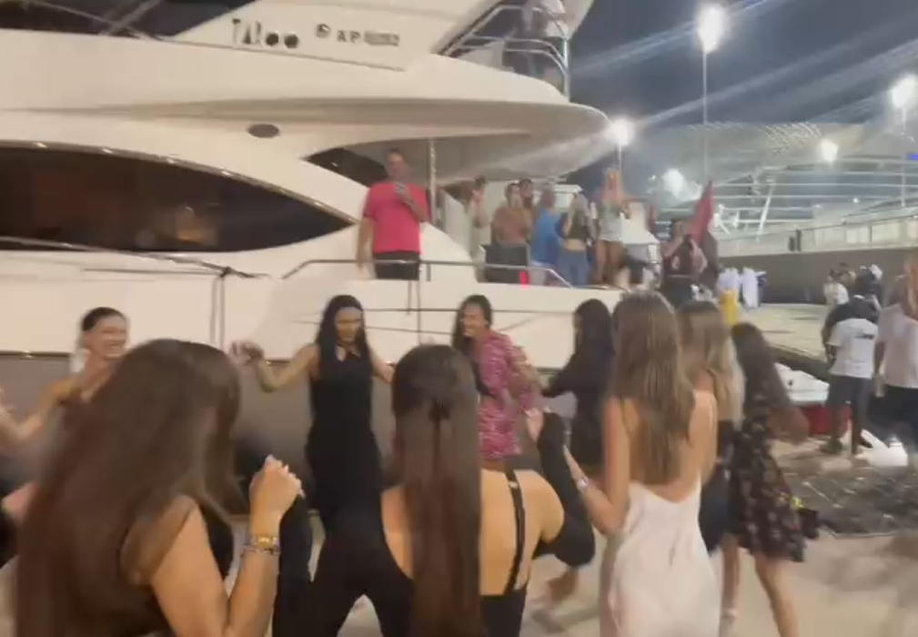 România e prezentă la CM din Qatar! Mai multe “bunăciuni” au făcut senzație, lângă un yacht, și au atras privirile tuturor | VIDEO