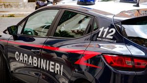 Scene de groază în Italia! O româncă a  încercat să incendieze un cuplu și bebelușul lor